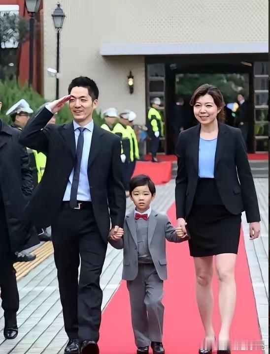 蒋万安和妻子的照片！不得不说，老婆生了三个孩子，是真的老很多。 