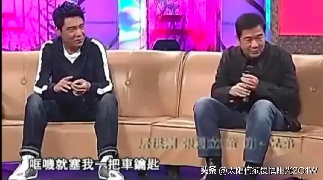 张国立和屠洪刚在一起吃宵夜时，发生了冲突，对方抄着酒瓶就过来了，张国立吓得腿都软