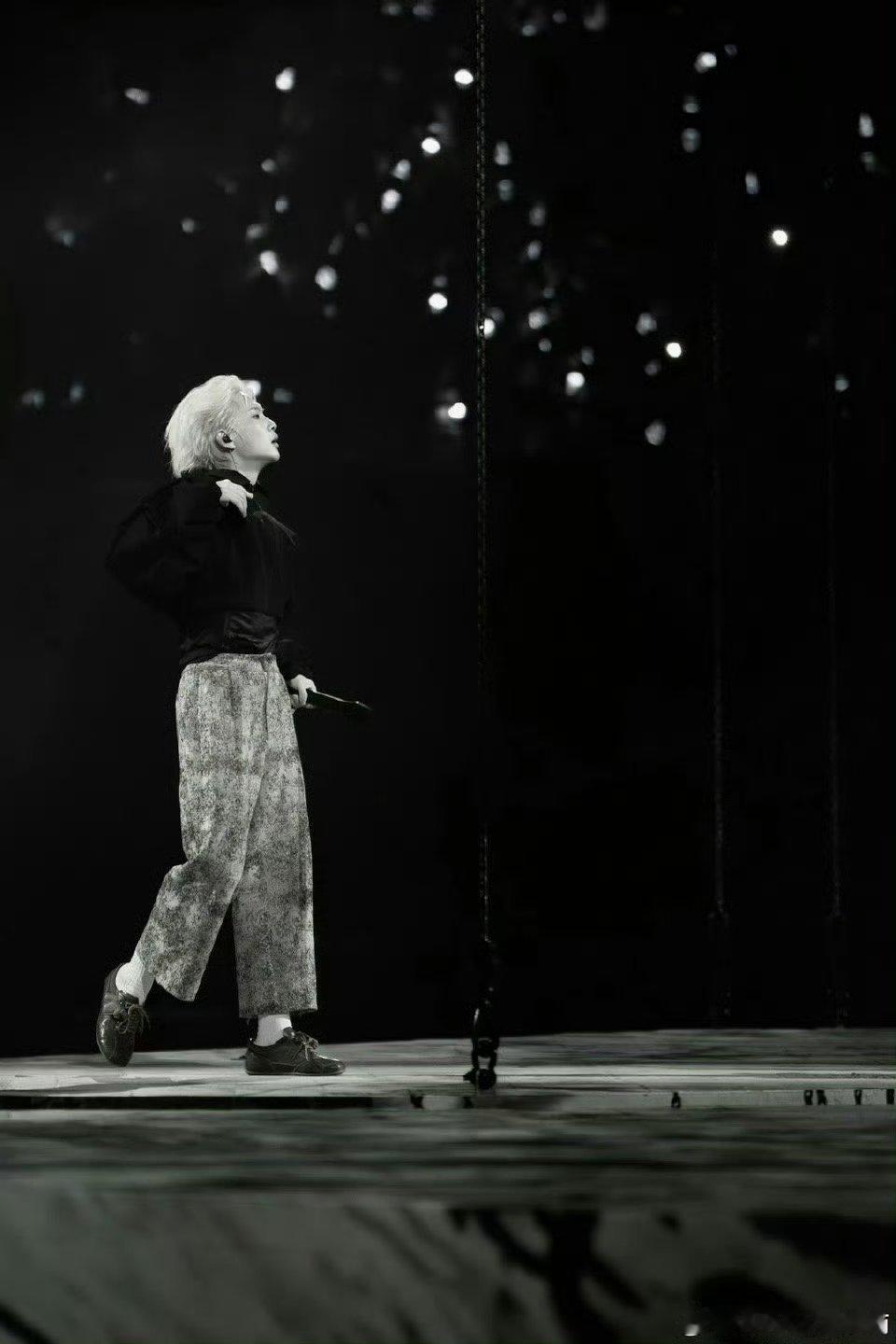 周震南边开演唱会边体测 周震南演唱会运动模式开启！骑马、跑步、骑自行车轮番来，精