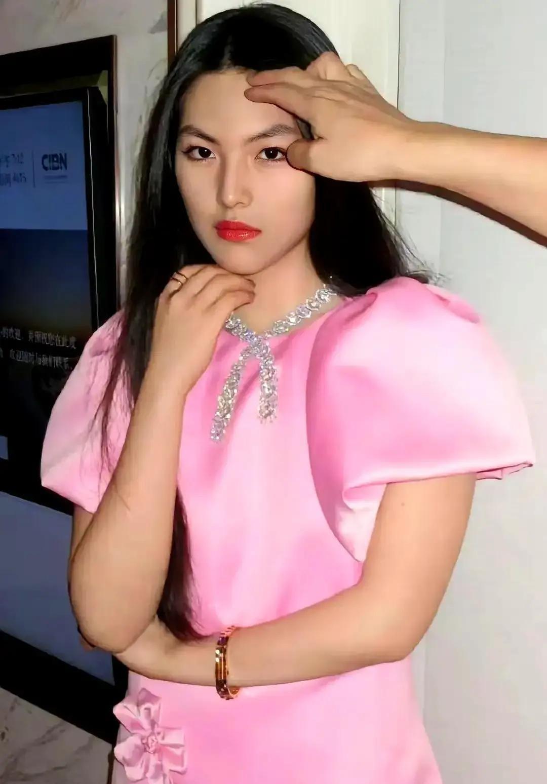 王诗龄真正的问题，不是太从容，而是人生被“剧透”了。
娱记说她“毁于从容”，戳中