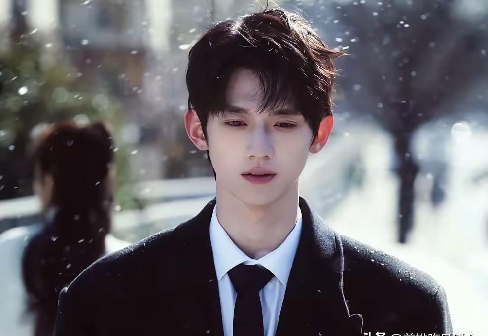 他越怂，编剧越爱。
这就是《骄阳似我》里庄序的待遇。
两个顶级女性围着他转，他只