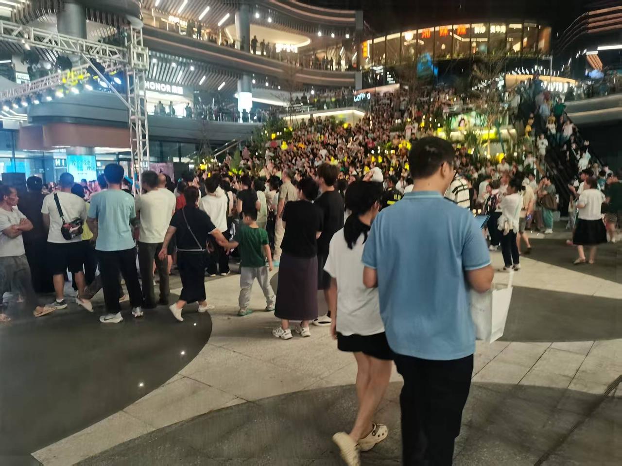 后起之秀！今晚去了华新333，这人流架势太可以了！感觉旁边的楼盘保利燕语有腾飞趋