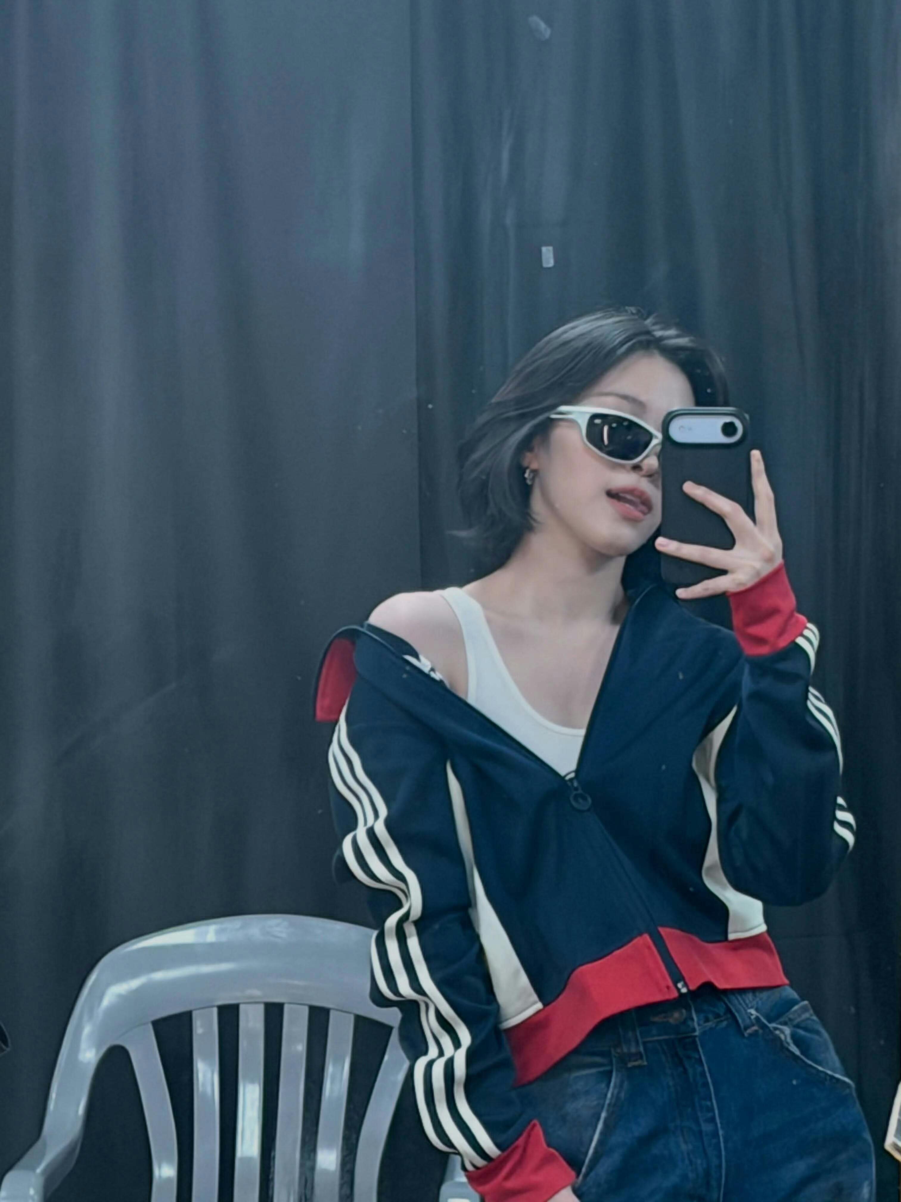 申留真舞台 女爱豆无需过度暴露的服装申留真你随便吧穿个麻袋都好看，无需过度暴露的
