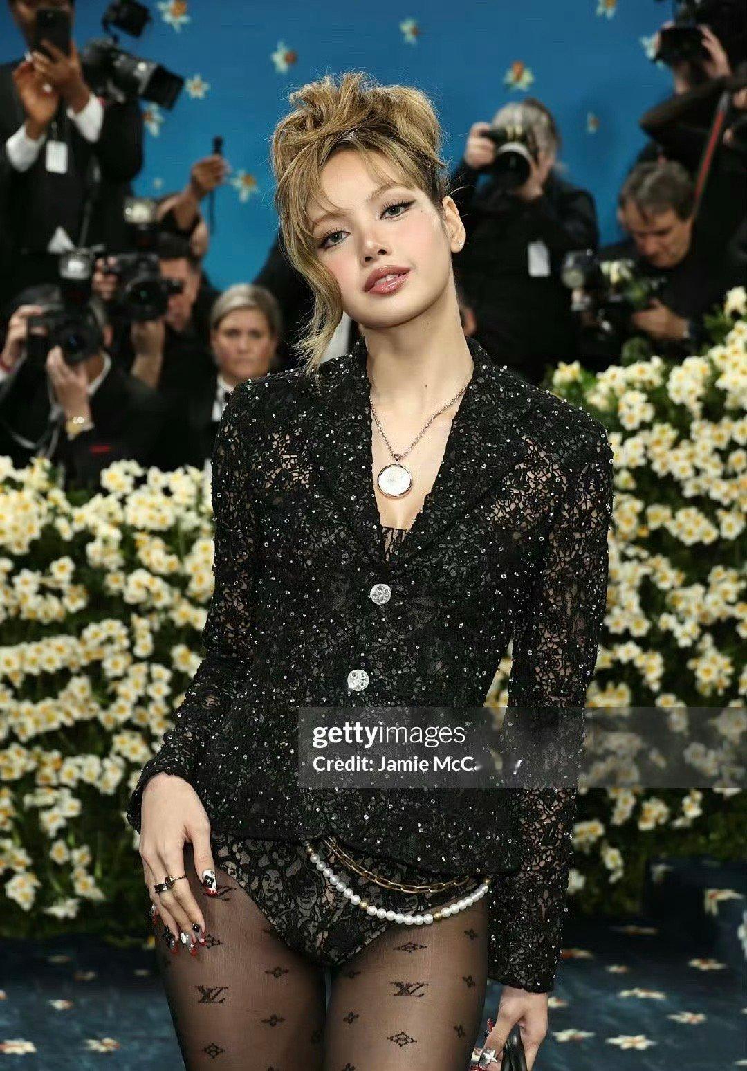 Lisa这个造型没有 Jennie 好看啊！[允悲][允悲][允悲]星闻时刻Me