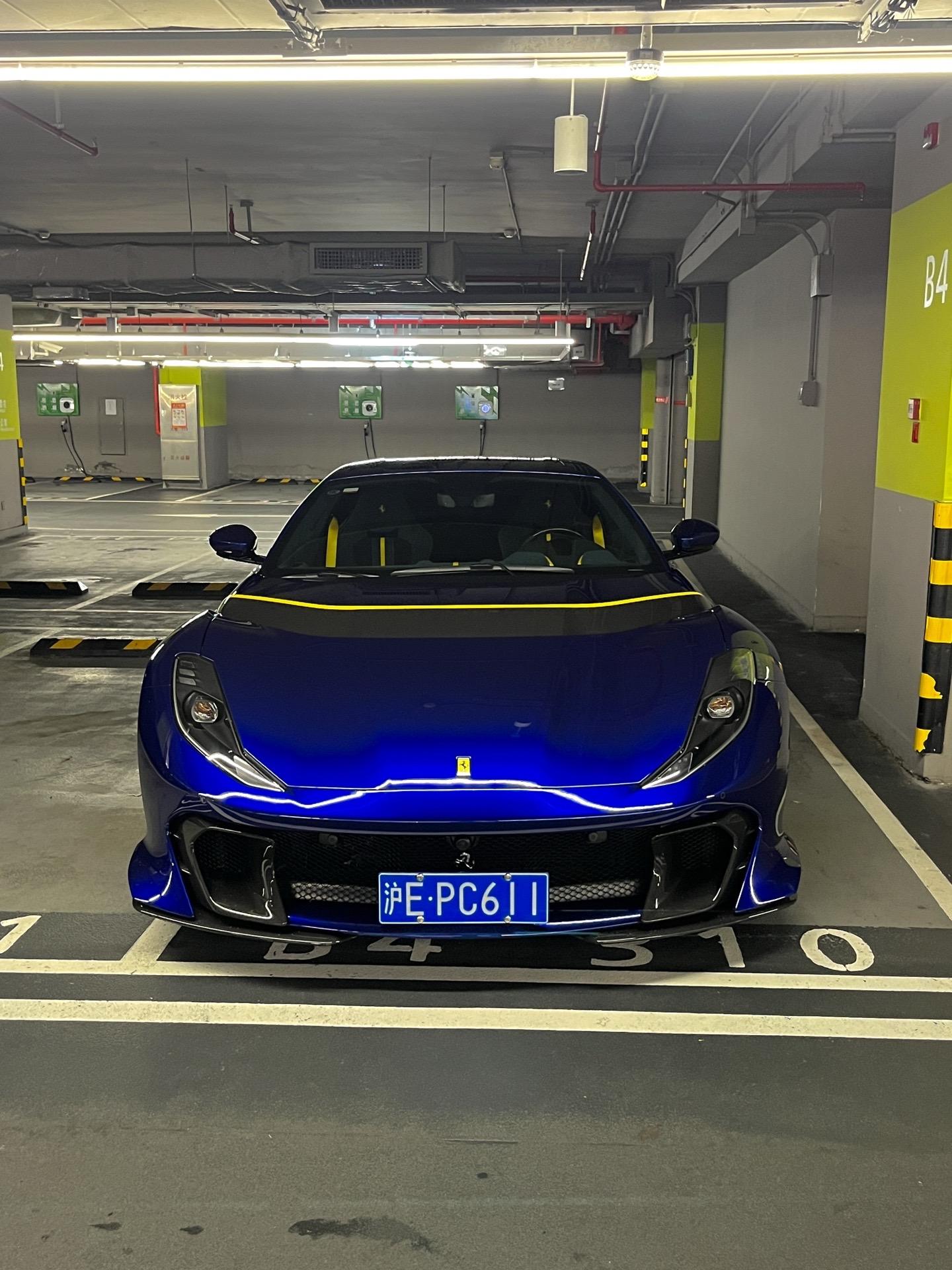 极少露面的电光蓝812C，蓝色车漆+黄色点缀+碳纤维轮毂，360度无死角的帅