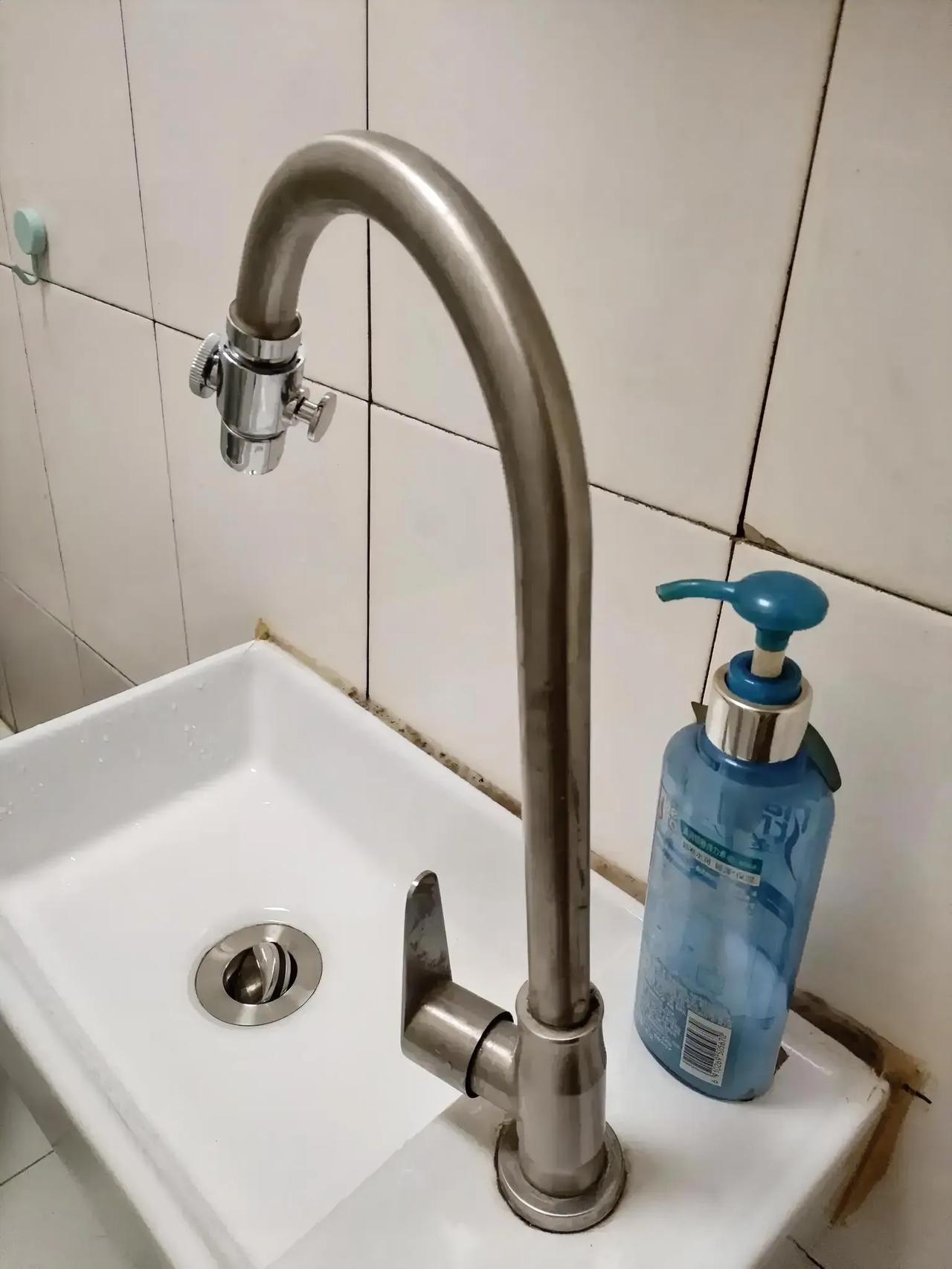 我家自来水阀门不给力了，“滴答，滴答”滴答水，老伴让我处理了。

我说：我是电气