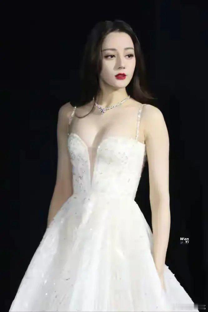 迪丽热巴 娜扎 哈尼克孜三位新疆女艺人，这身材完全就是内娱女星天花板的代表。 ​