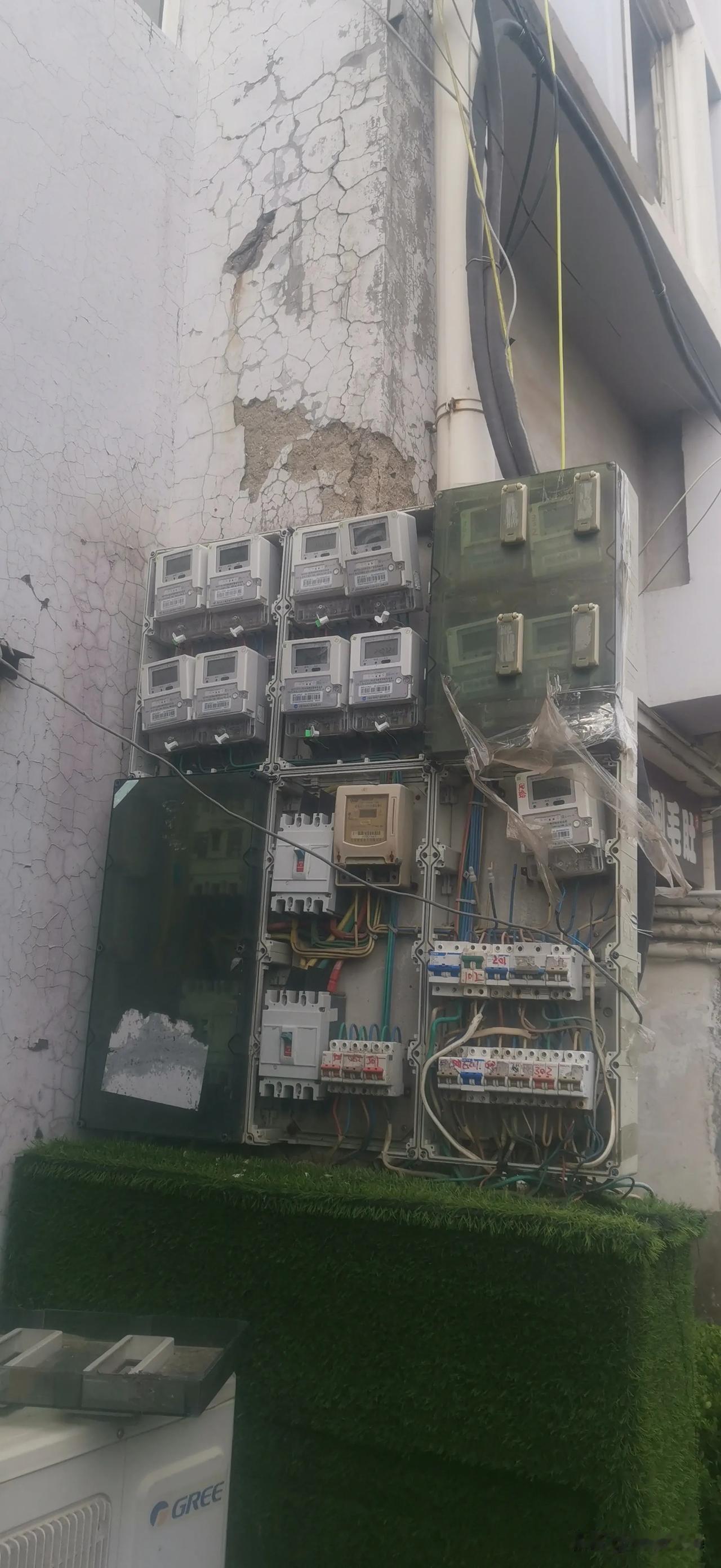 什么样的智障能把电表电闸设计在户外，现在只要动一下就装不回去了，正好这几天下雨，
