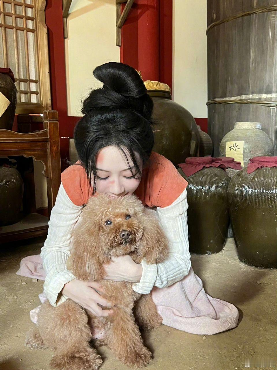 国色芳华片场的杨紫  杨紫何惟芳片场随拍🈶！小猴紫好可爱 