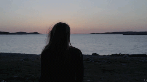 我望向你的时候，就像接收到了神谕: 无论这-生经历多少悲喜挫折，我的灵魂，我的爱