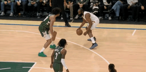 哈登三分投篮，在落地的时候哈登脚习惯性的往前伸，可能是为了保护脚落地

压力，正