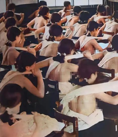 1938年，日本国内，高中生上课一丝不挂地接受军国主义的熏陶时，留下的老照片，镜