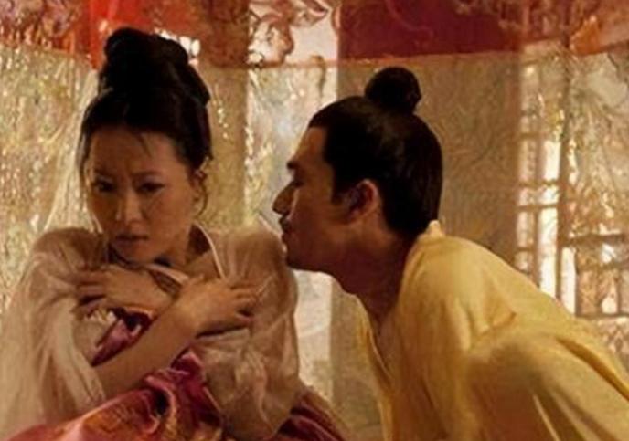 古代大户人家夫妻过房事时，总有丫鬟守在床边？她们就不会吗？原因让人有些难以启齿…