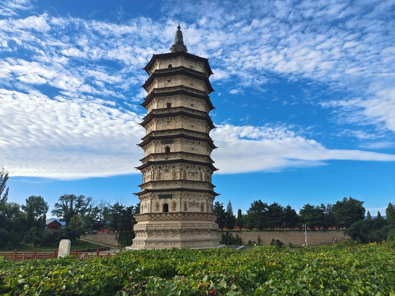 丰州故城博物馆位于内蒙古自治区呼和浩特市赛罕区万部华严经塔（白塔）院内。
一进博