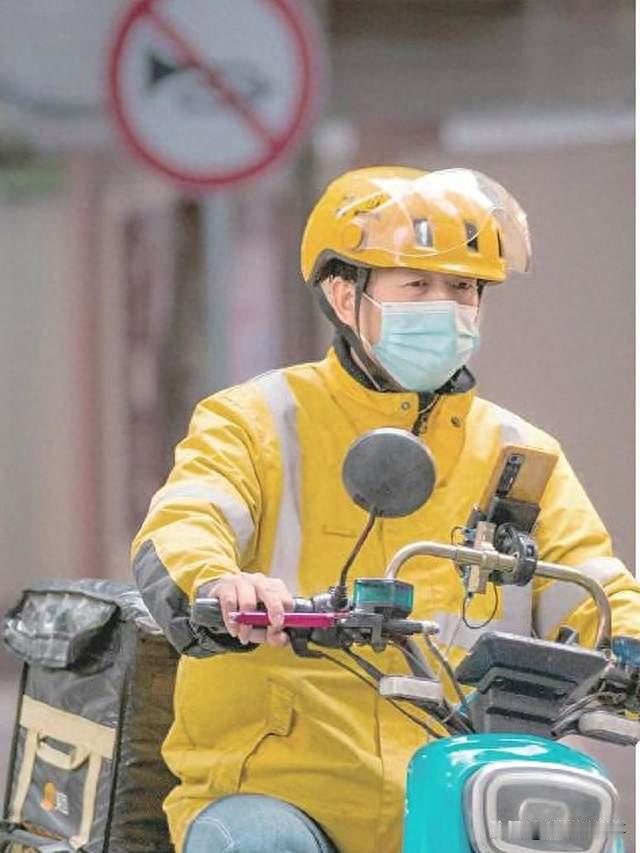 骑手通宵跑完7单后猝死，保险公司说他不算在上班