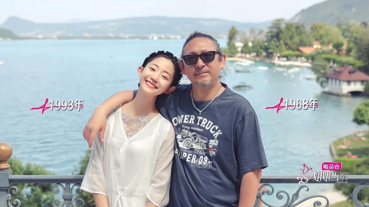 万千惠嫁给大25岁的三宝老师，虽面临外界质疑，但她勇于承担事业和家庭压力。三宝老