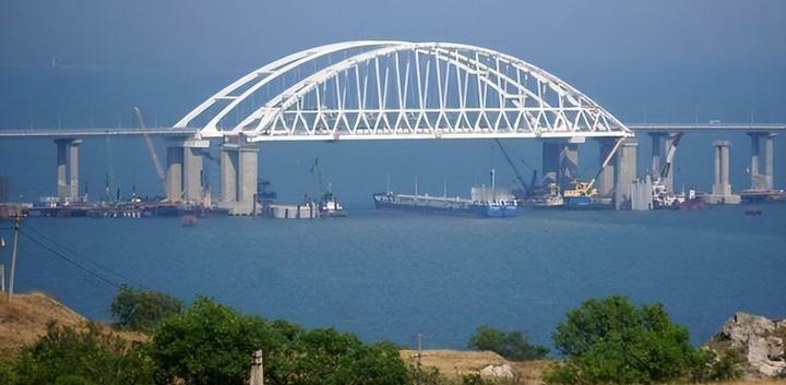 俄罗斯终于撕下面具了。6月26日，克里米亚进入紧急状态，泽连斯基下令启动40天集