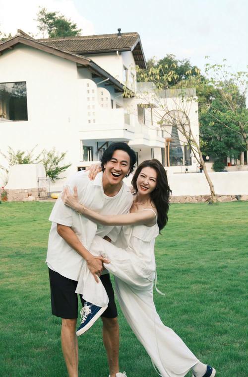 何润东在访谈中自曝，与妻子林姵希恋爱16年，因常年拍戏异地，每年见面不超过两个月