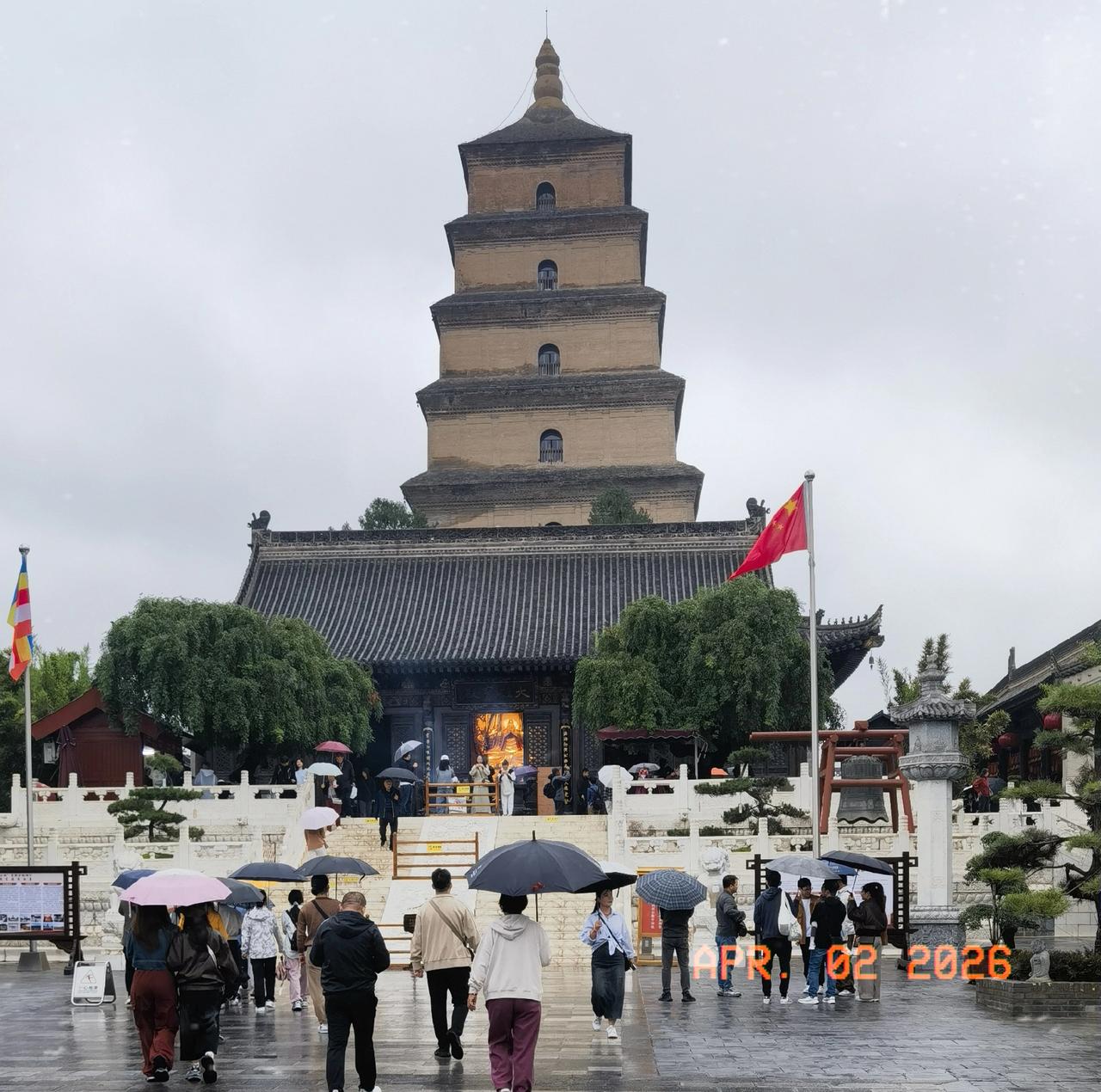 终于打卡西安大雁塔！
在大慈恩寺的烟雨中，触摸盛唐的脉搏。
这座矗立千年的古塔，