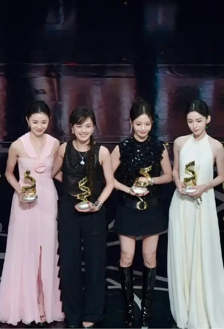 电影四小花，这四位各有各的美、无论角色大小，都有过亮眼表演，就这样百花齐放也不错
