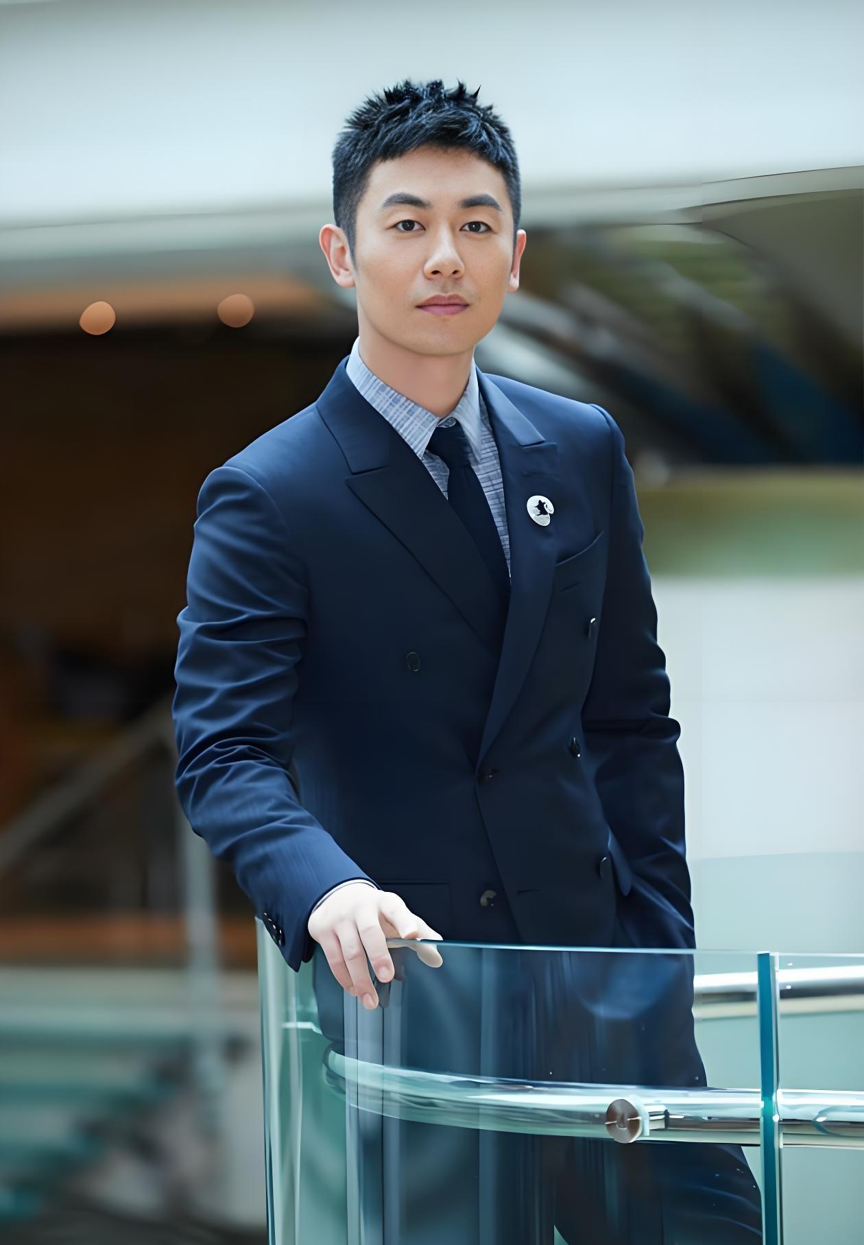 朱亚文凭什么让全网女生都想嫁?
全网女生偏爱朱亚文，核心是他集齐了外在荷尔蒙魅力