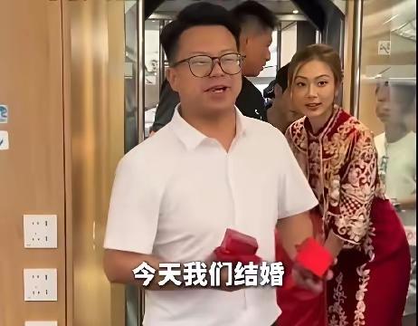 高铁刚刚启动，就有一对新人出现在车厢里面，四川的新娘子对着大家说：今天我们两个结