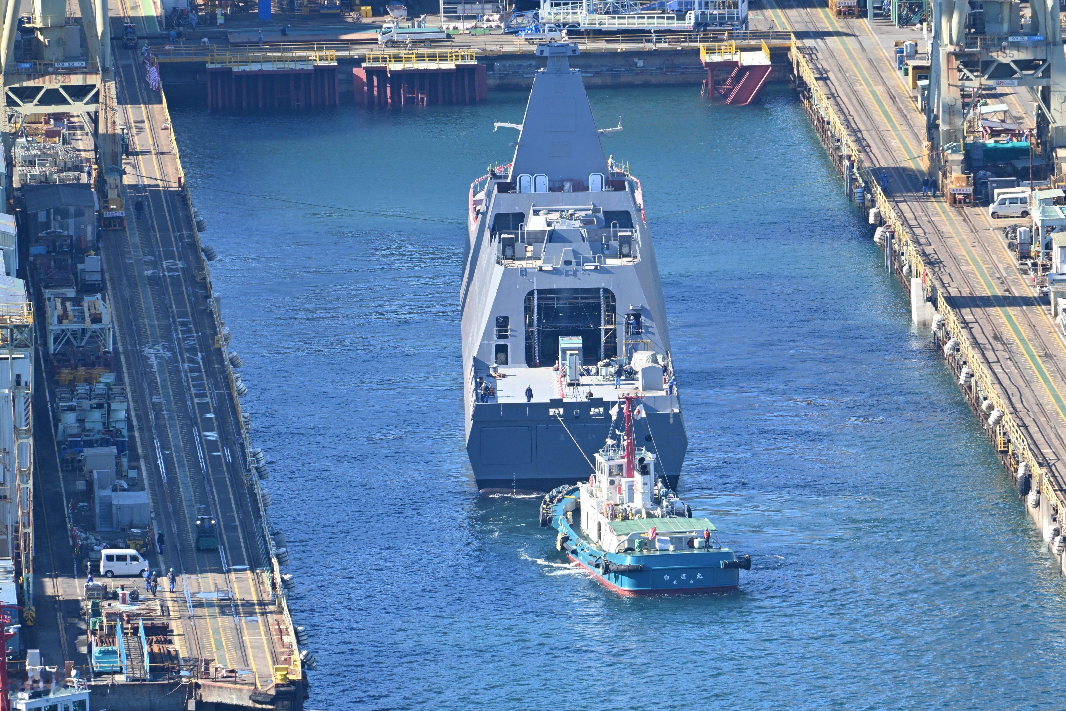 FFM-12“吉井”下水后挪出船坞