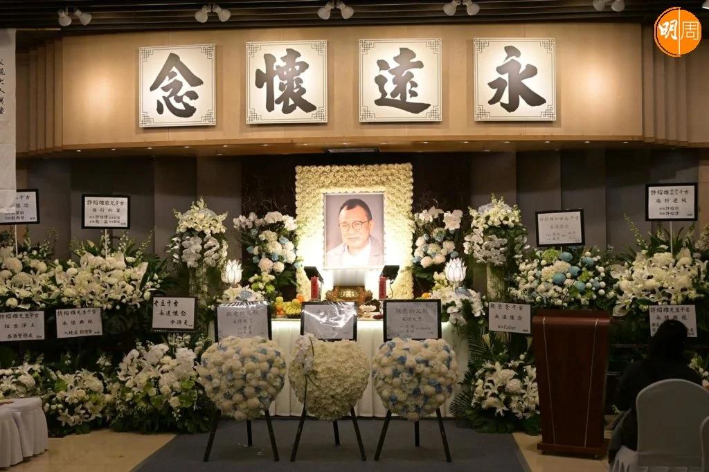 许绍雄设灵，圈内一众好友送花圈，把灵堂外变成花海。包括：第一期艺训班的同学、成龙