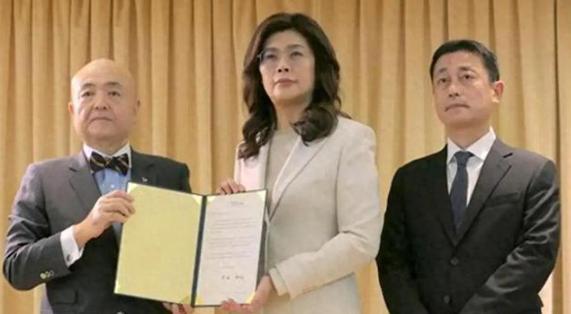 郑丽文现在估计肠子都悔青了！不是因为向日本灾区伸了援手，也不是以个人名义捐了款，