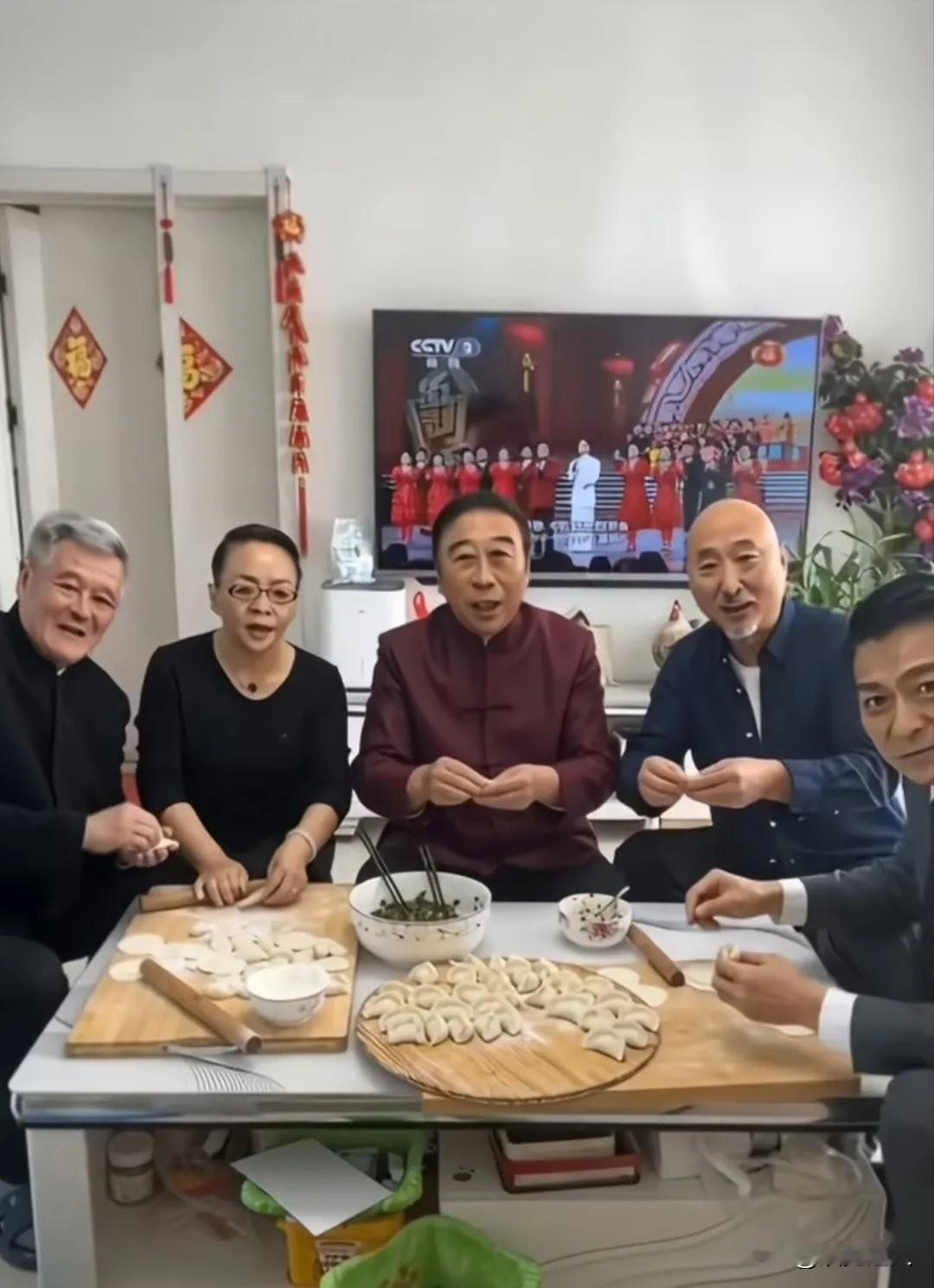 这桌也太有排面了！赵本山、宋丹丹、陈佩斯、冯巩这几位喜剧界的“顶梁柱”居然凑一块