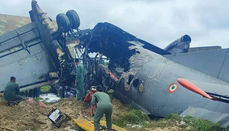 印度空军俄制安-32运输机降落时坠毁

13日，一架属于印度空军的安东诺夫安-3