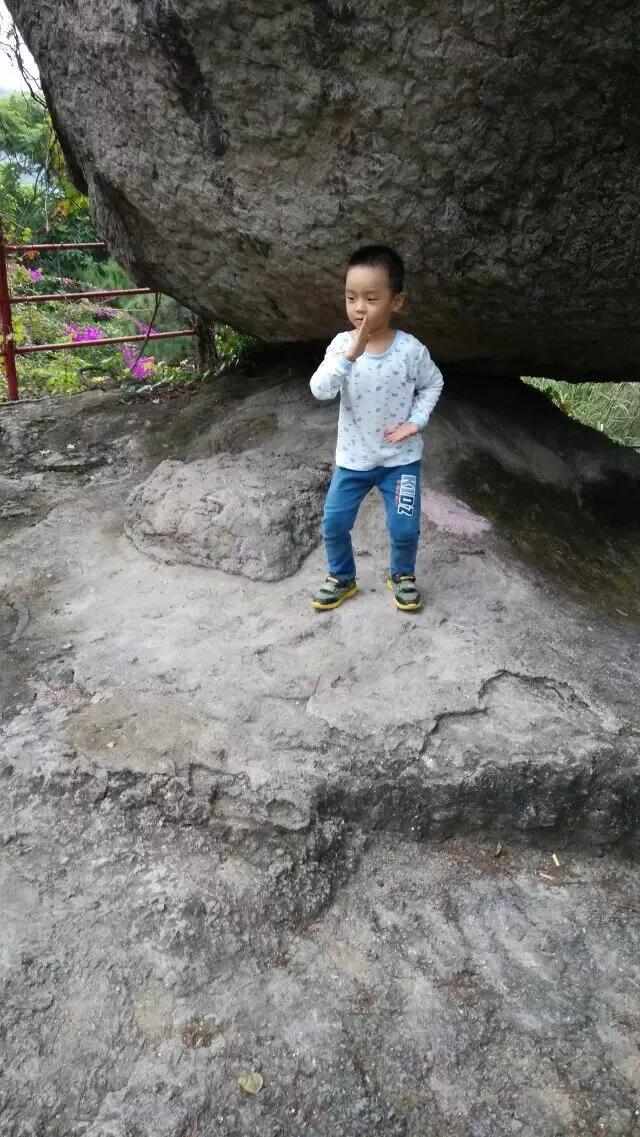 孩子还是小的时候可爱，长大了以后就越来越烦人了，你烦他，他也烦你，小的时候他什么