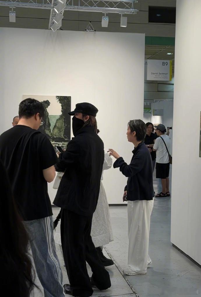 徐明浩被偶遇逛画展徐明浩一身黑逛艺术展 意外的画展偶遇，徐明浩一身黑穿搭现身，漫