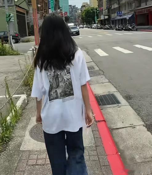 大S女儿背影 大S女儿背影，真的幻视了... 小玥儿12岁背影