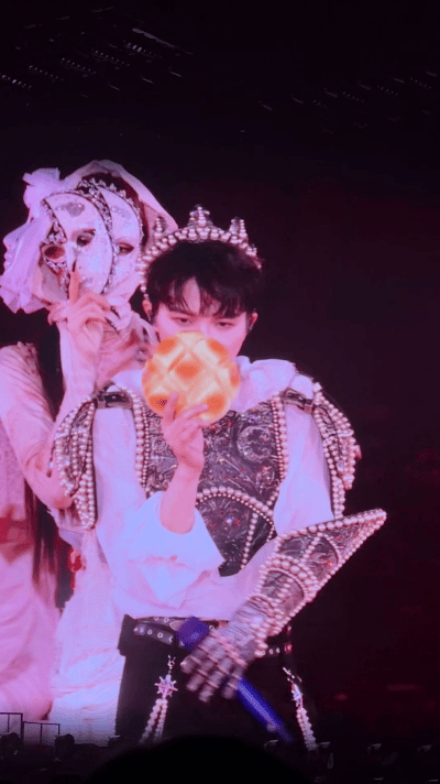 周深被茶餐厅包围了周深香港舞台变“食神”！丝袜奶茶、菠萝包、鸡蛋仔轮番登场，一句