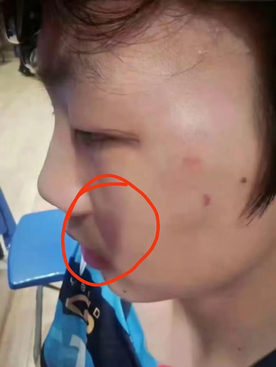 终于明白了曹彦灏为什么敢在球场上，拳打脚踢对手了。

首先，他爹是江苏乒乓球名宿
