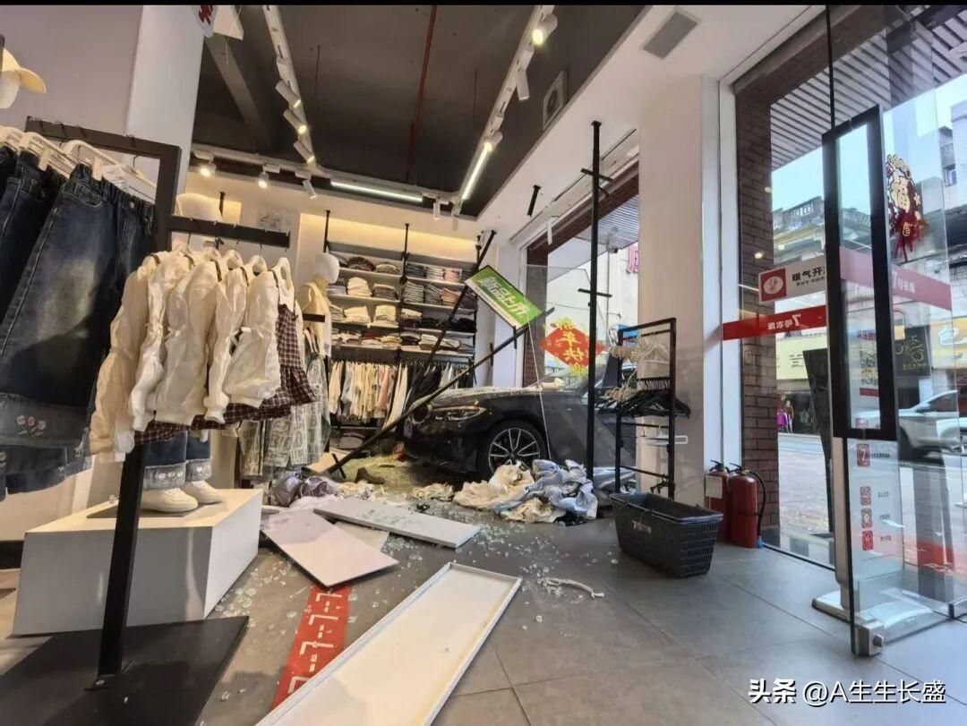 集卡领红包太惊险了，小车开进服装店，门被撞坏，东西掉落一地，幸无人员伤亡！