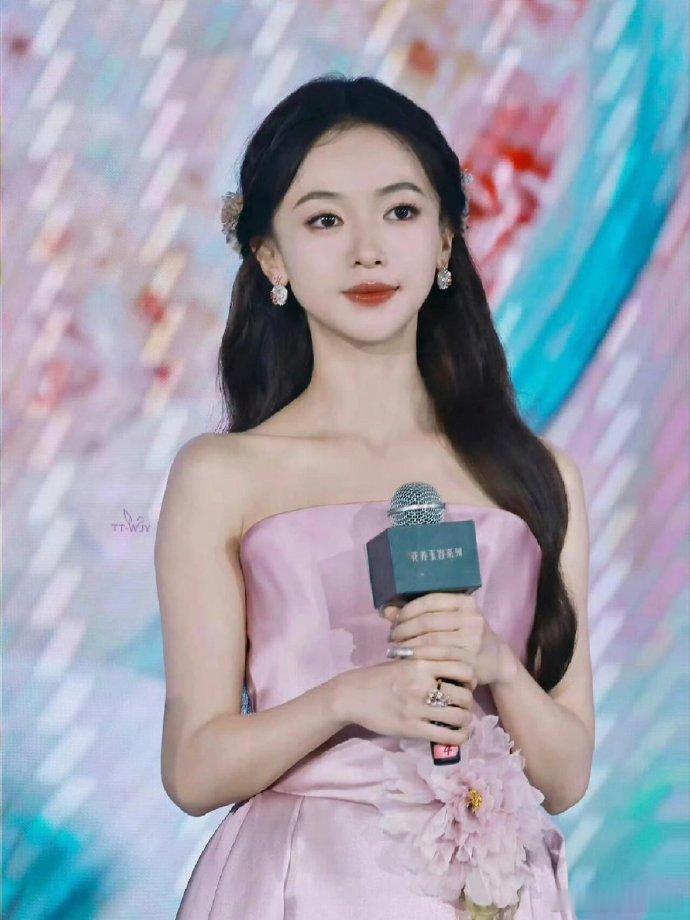 吴谨言 产后发胖受益人别人都在拼命瘦身，吴谨言微微长肉，反而解锁了更贴合自身的美