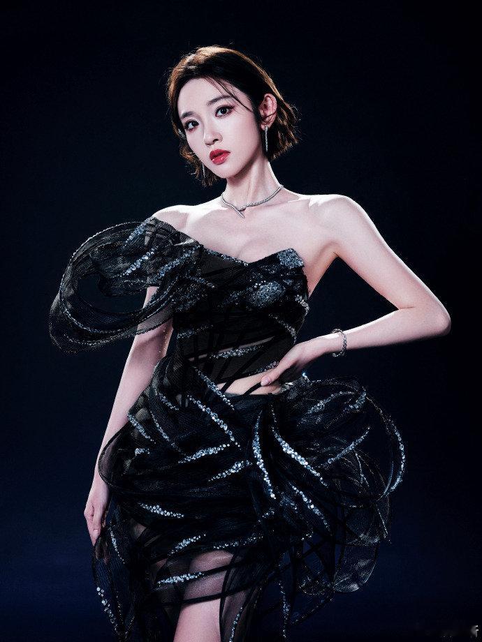 左边 好听好想哭乘风2026舞台上的演唱真挚又深情，声线温柔治愈，把歌曲的情感内