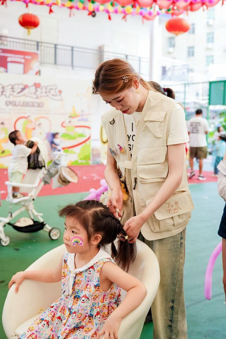 六一手艺人把主题乐园搬到了家门口手艺人把每个小孩的六一愿望都当真了楼下变身六一童
