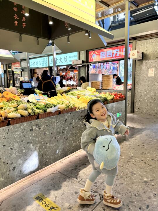 杭州的菜市场让我傻眼，还能领🐟鱼公仔！