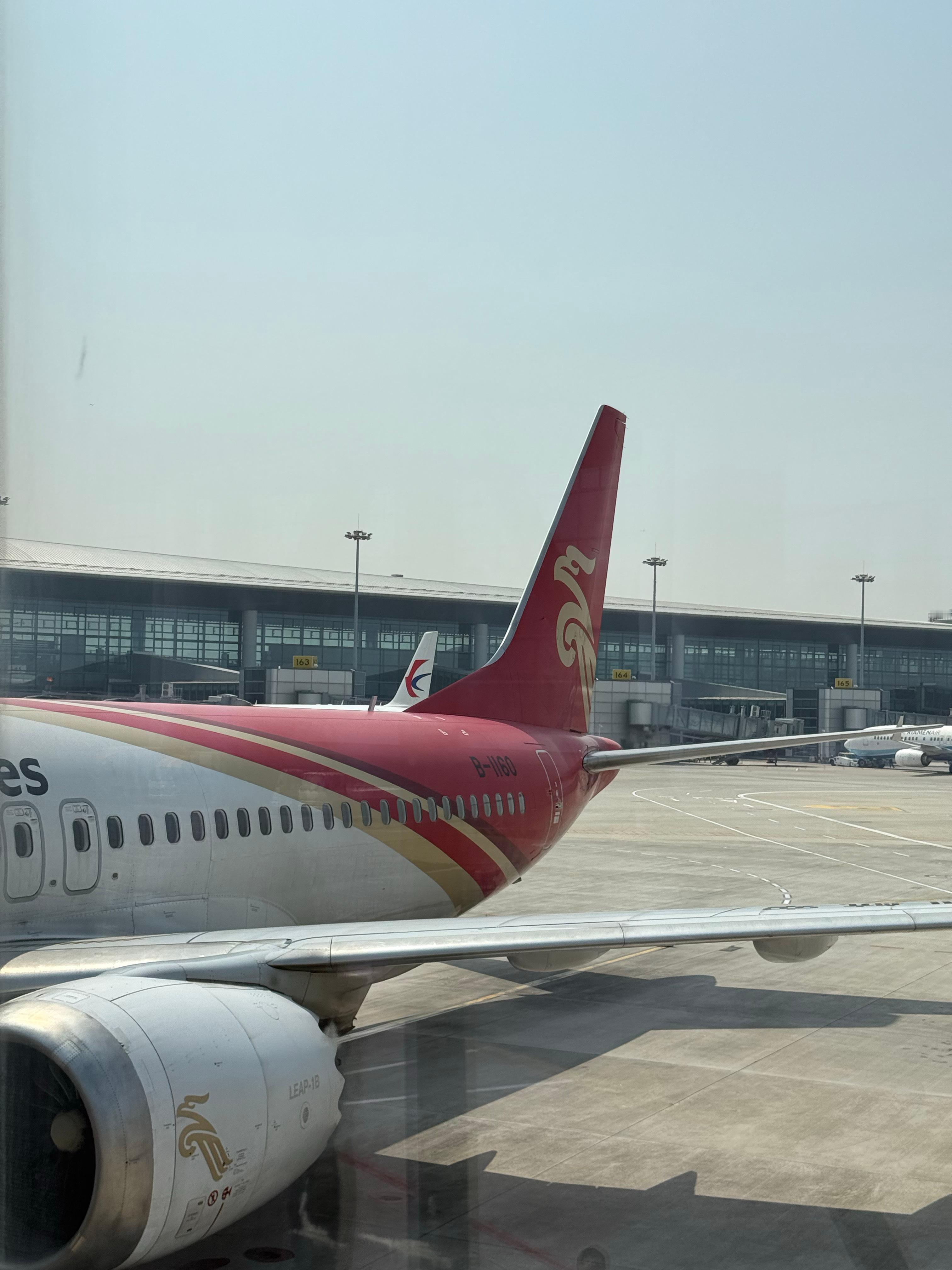 很久没有坐过这个时间的航班了，可以天亮了再起床