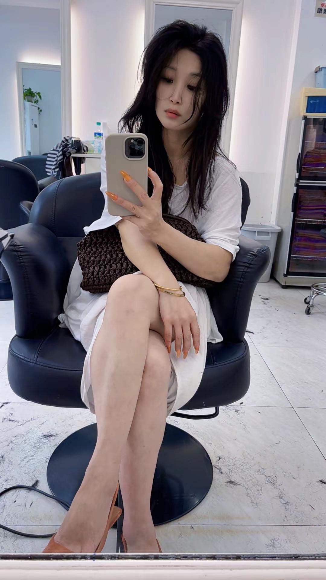 精致的松弛感 发型店自拍