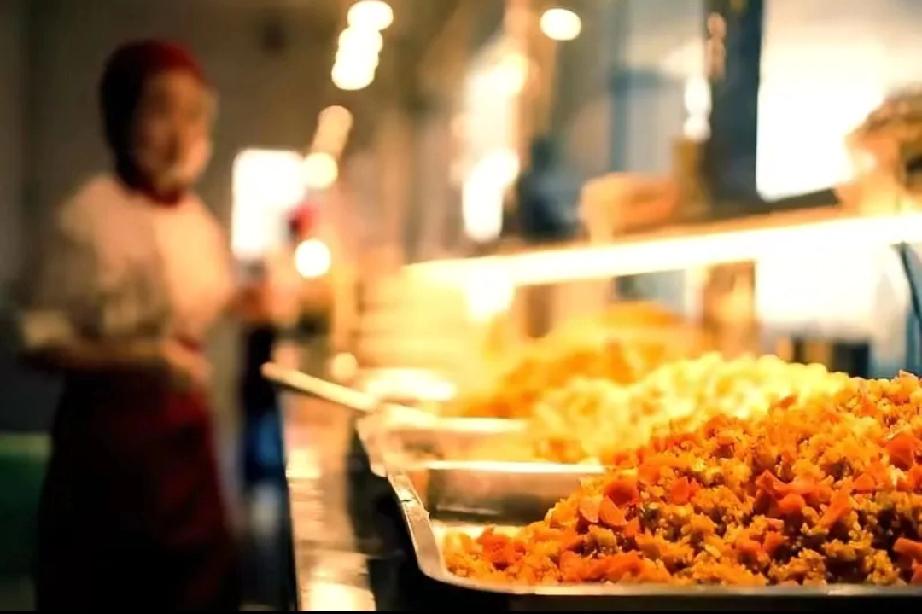 北京这次是动真格了，
直接下了死命令。
到2027年底之前，中小学必须自营食堂，