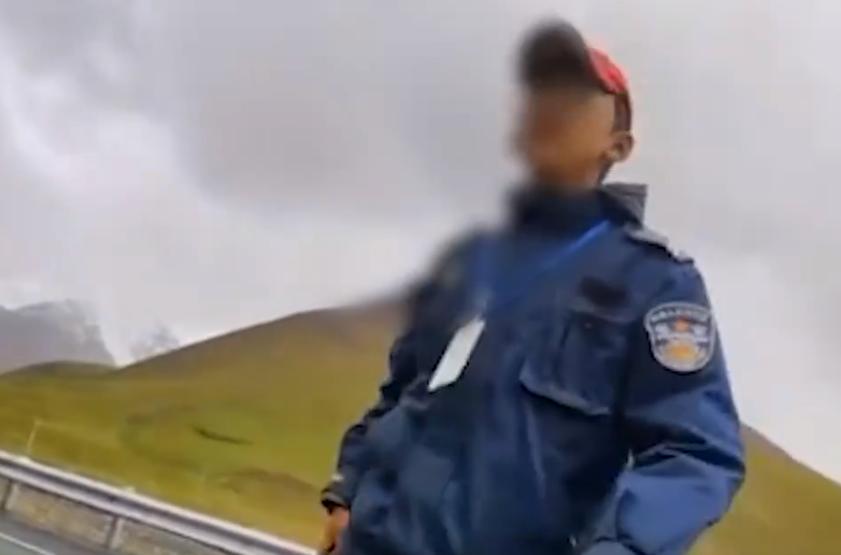 游客站西藏349国道看风景被收费 文旅局致歉：严肃处理企业和相关责任人
划重点—
