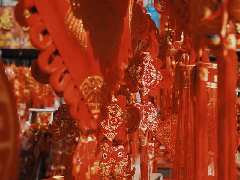 你认为年味越来越淡的原因是什么 年味越来越淡，原因是多方面的。以前生活水平不高，