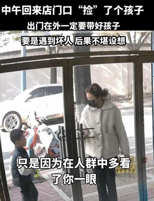 甘肃天水，女子拿钥匙开店门时恰巧有一个小男孩路过，这小男孩的模样长得十分俊俏，女