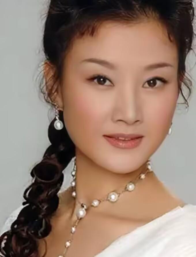 宋祖英才是真正聪明的女人，她跟罗浩结婚 13 年没有生育，外界误以为二人是丁克，