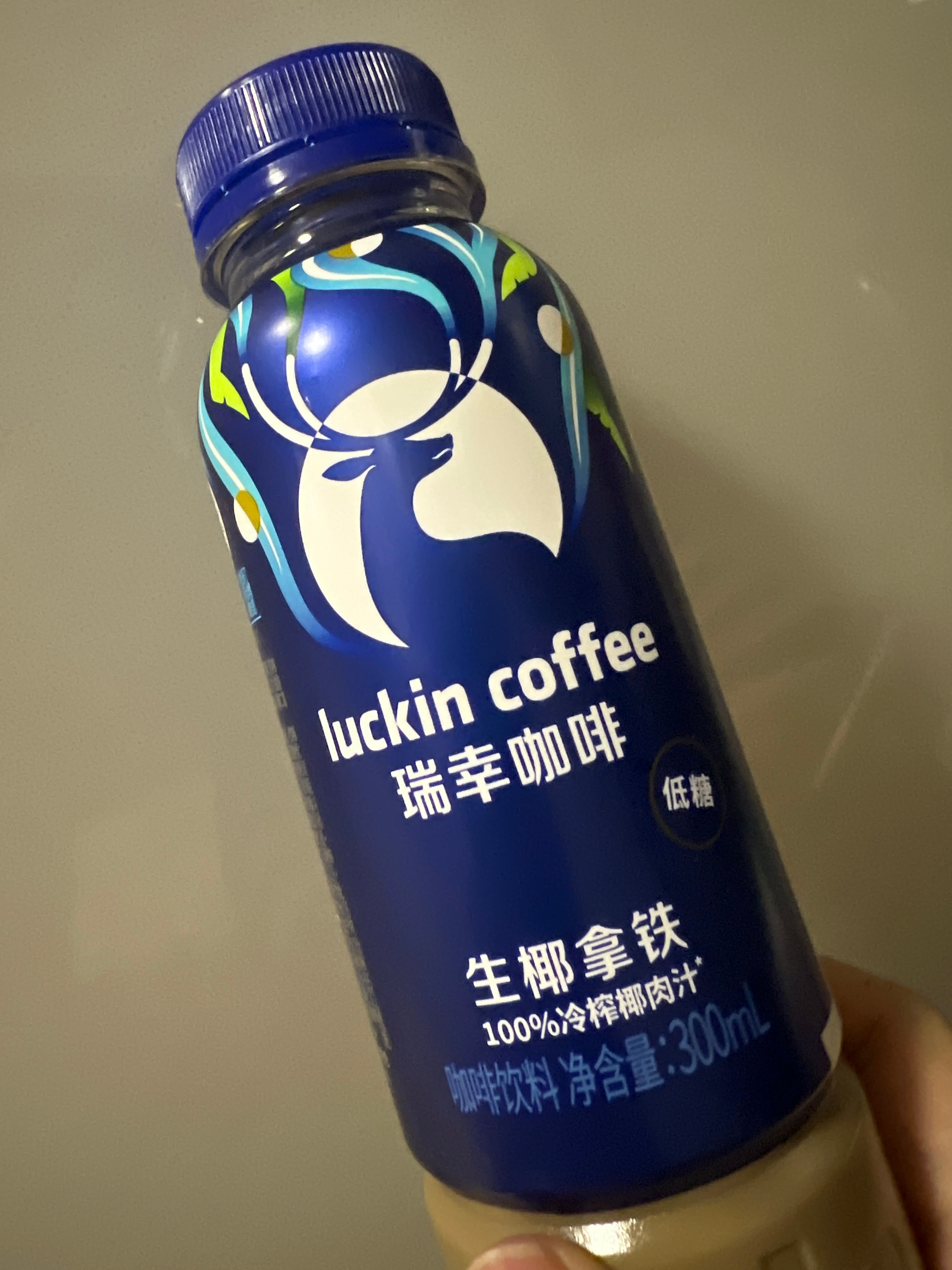 昨晚我家老大看我陪他写作业要睡着了，送了我一瓶冰镇咖啡，这一口下去真冰爽啊，喝完