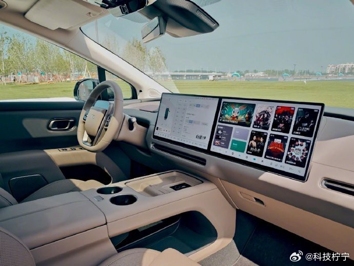 探索未知，享受非凡。理想i8，超越期待的舒适驾乘体验，让每一次出行都成为享受。座